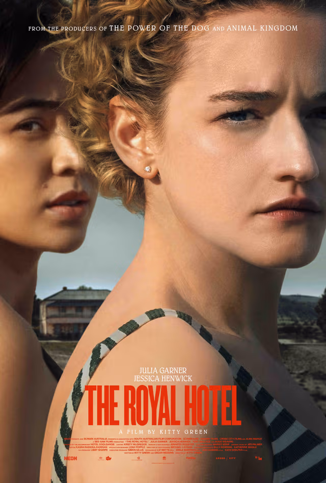 Cartel oficial de The Royal Hotel, película de Kitty Green protagonizada por Julia Garner y Jessica Henwick, ambientada en un remoto pub-hotel del Outback australiano. Cartel de The Royal Hotel, thriller dramático de Kitty Green ambientado en un hotel y pub aislado de Australia. Crédito: NEON / See-Saw Films.