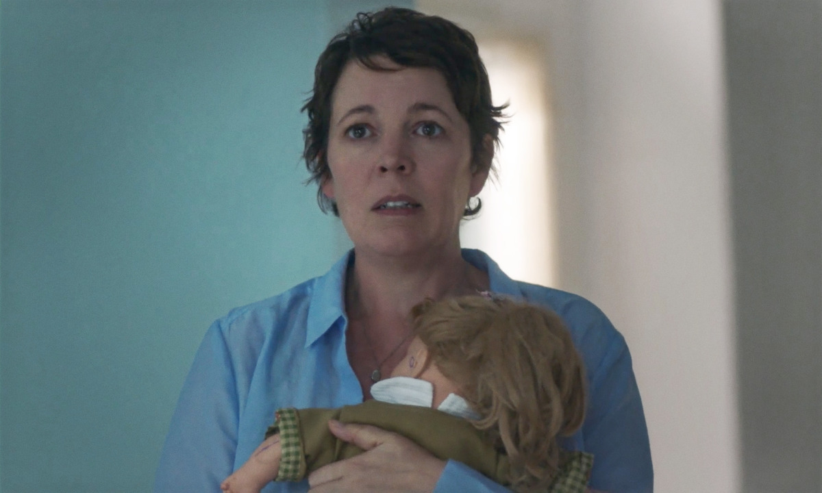 Fotograma oficial de The Lost Daughter, película de Maggie Gyllenhaal protagonizada por Olivia Colman.